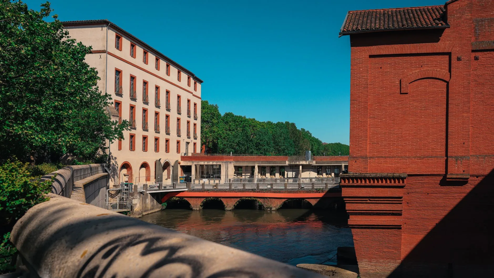 ️ Le quartier Saint-Leu : canaux, façades et terrasses